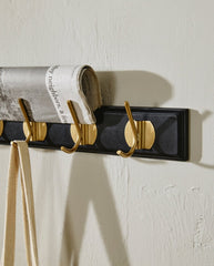 EDGY knagerække i træ med 8 messing knager - 90 cm - sort