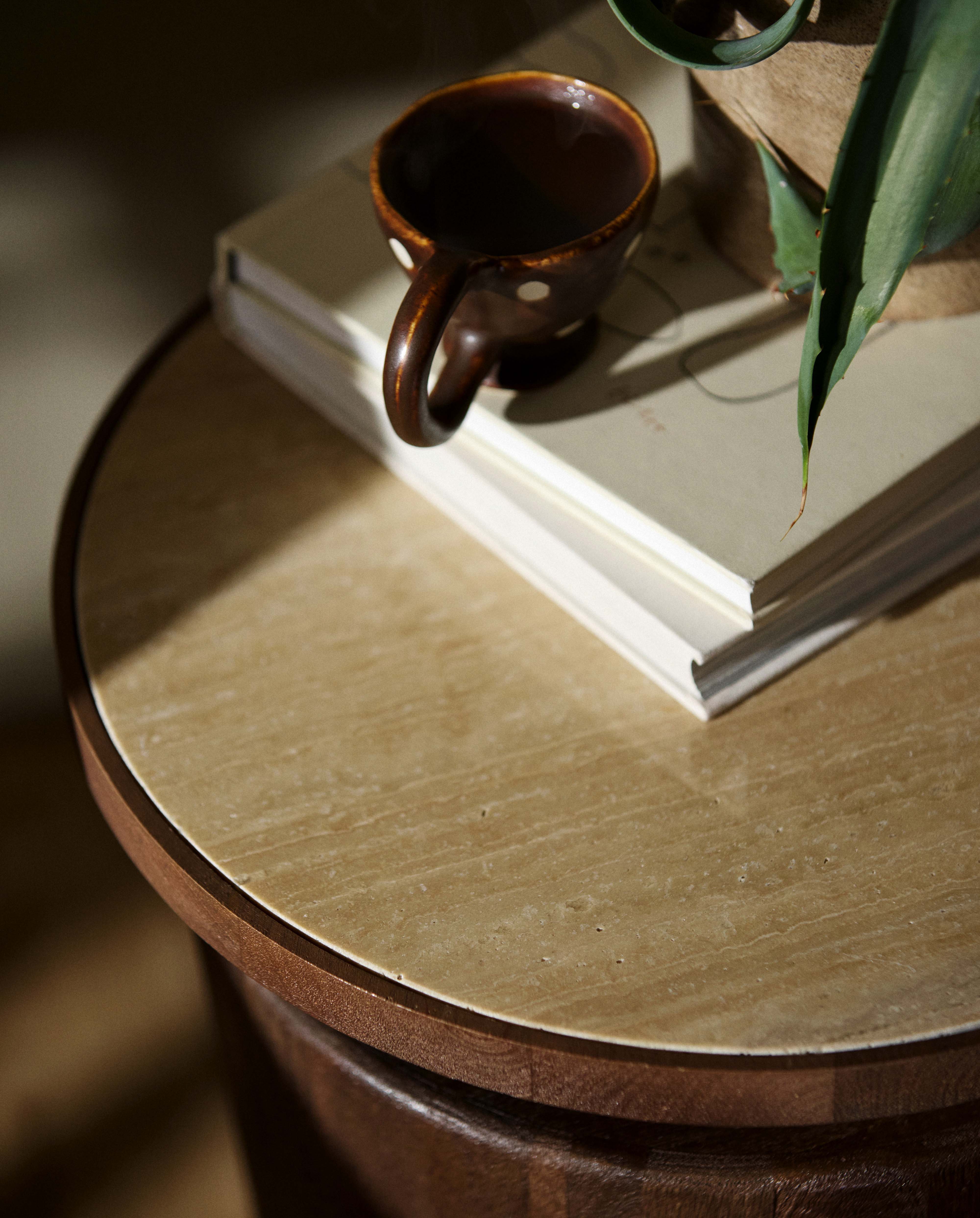 KWANDO sidebord med travertinplade - natur