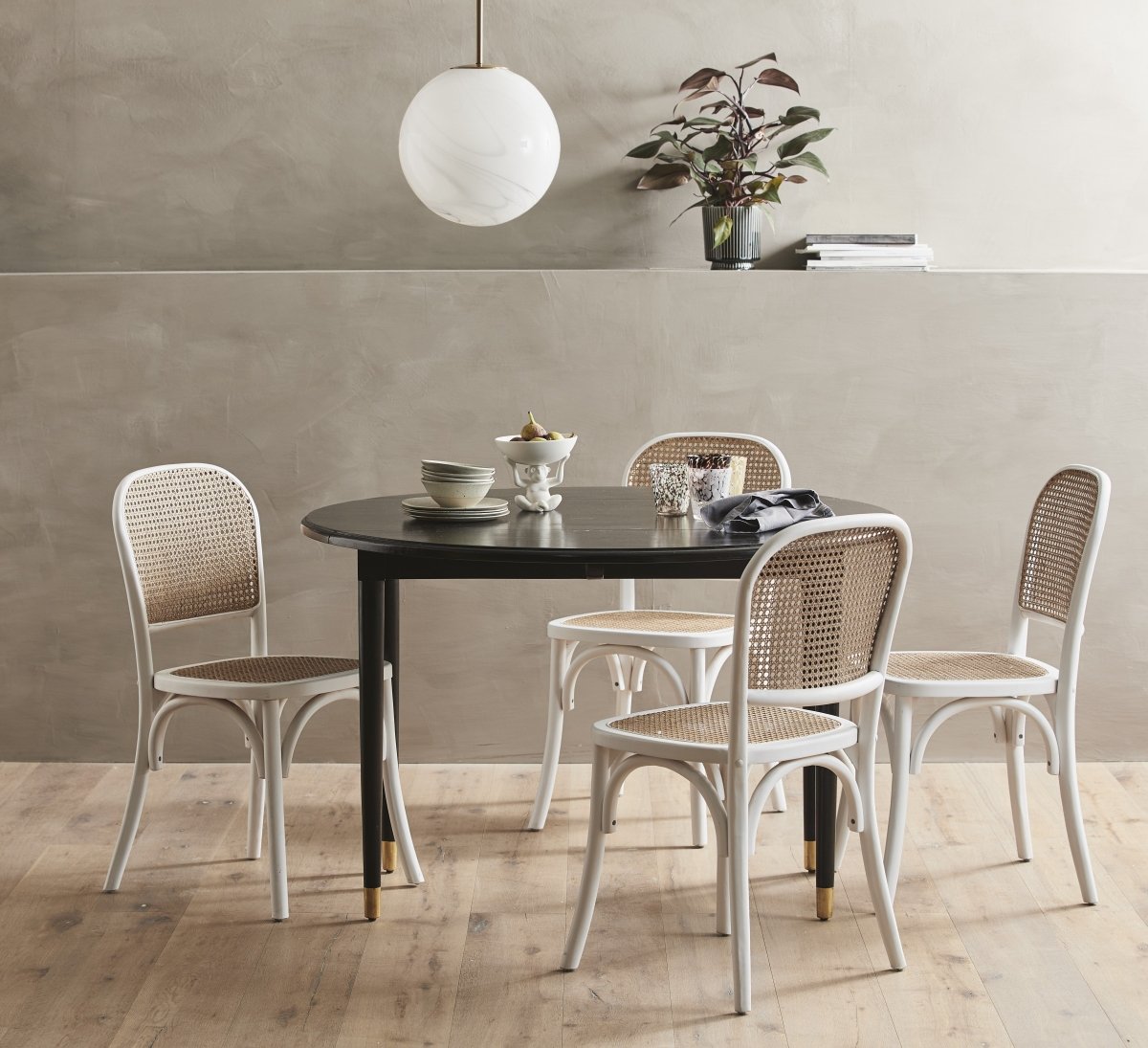 AHR rundt spisebord i træ - ø119 cm - sort/guld