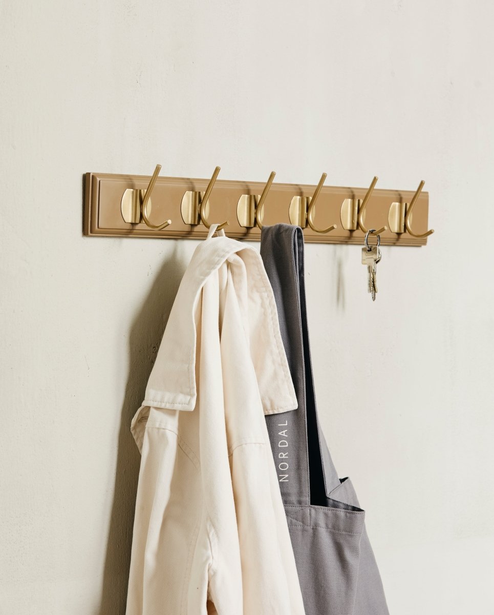 EDGY knagerække i træ med 6 messing knager - 60 cm - camel