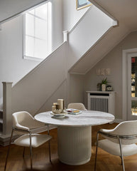 ERIE rundt spisebord i træ og marmor - ø140 cm - råhvid, brun, beige